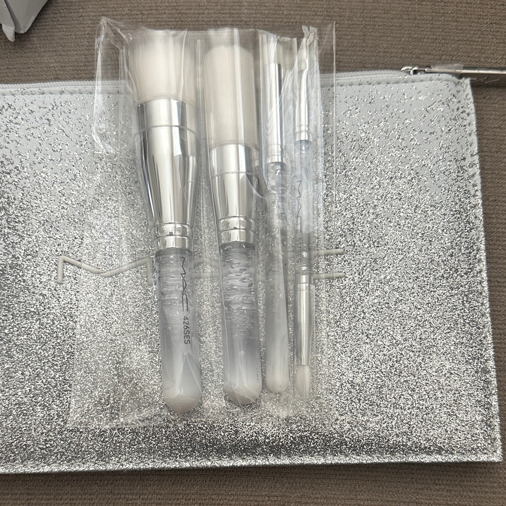 MAC Cosmetics White & Silver Brush of Snow Essential Brush Kit - Picture 4 of 5
